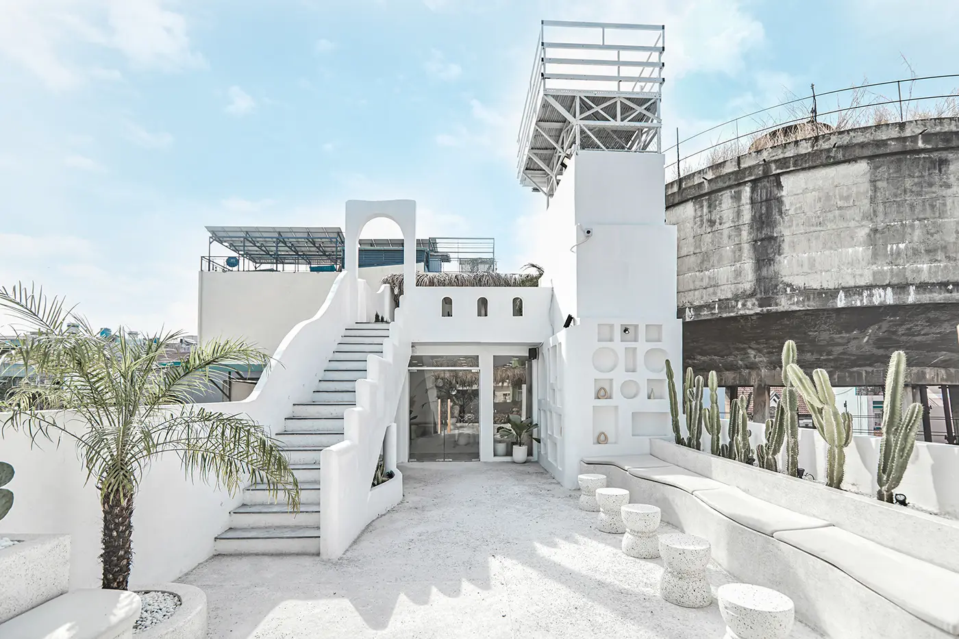 Chi tiết trang trí bàn ghế gỗ kiểu xưa trong quán cafe vintage.