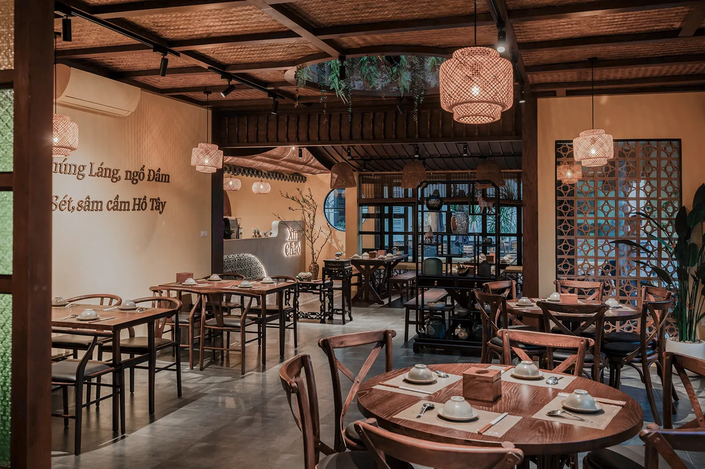 Thiết kế tổng thể nhà hàng sân vườn hiện đại, hài hòa thiên nhiên.