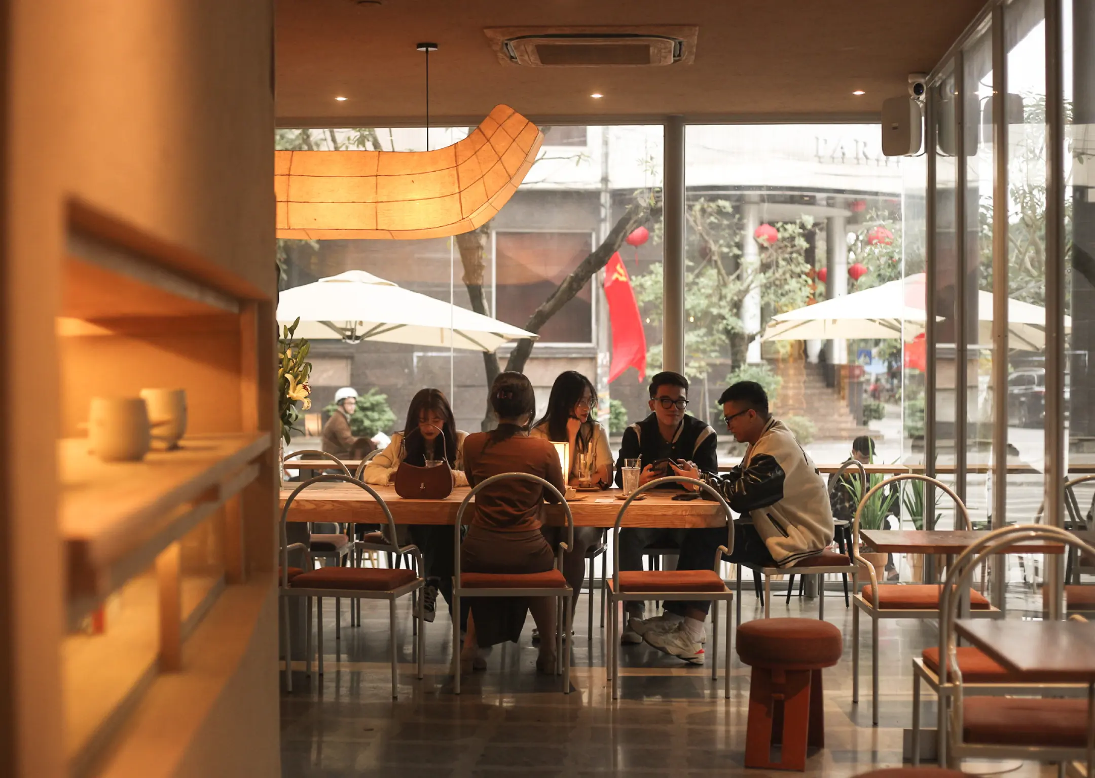 Góc ngồi thư giãn trong quán cafe phong cách Highlands